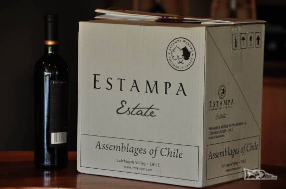 Comprando vinho na vinícola Estampa, no Valle de Colchagua, região de Santa Cruz, ao sul de Santiago, no Chile